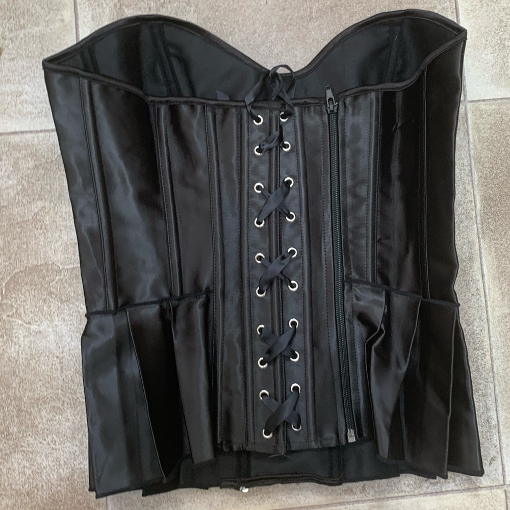 Sexy corset embellished with bows and diamonds - Picture 2 of 3